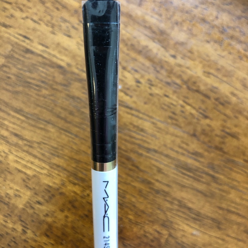 COPY - NEW MAC Short Eye Shader Brush 214SE (Trav…